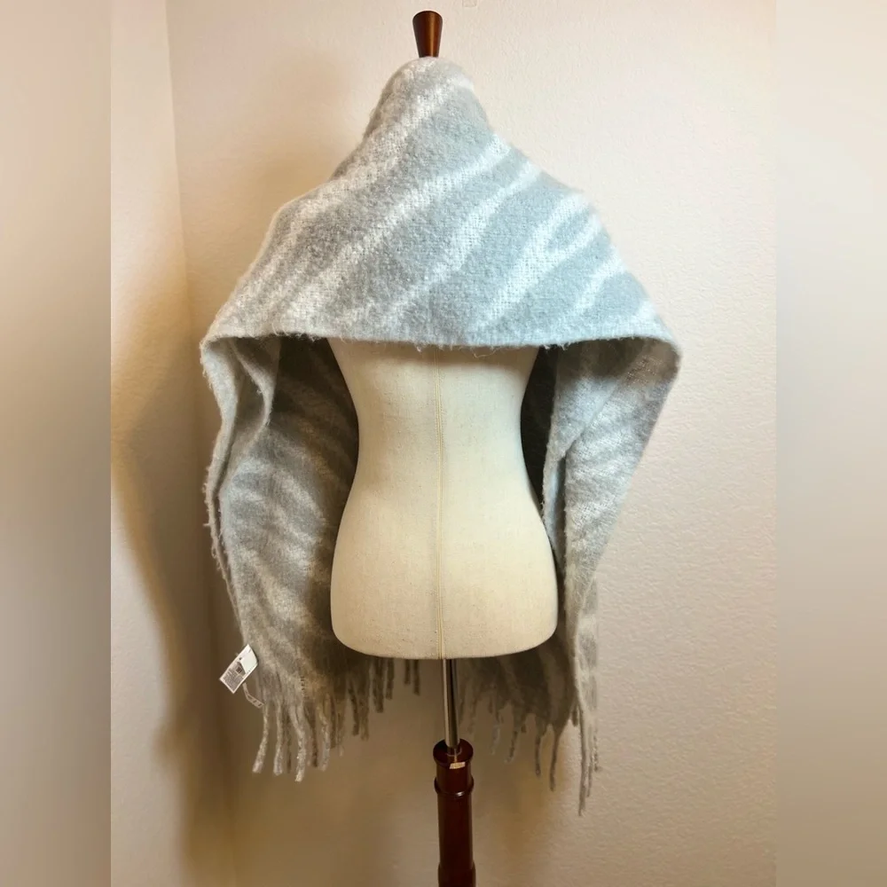GAP Soft Gray‎ and White Shawl One Size